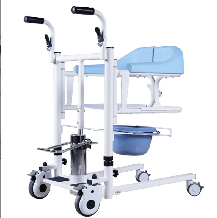 Pasien Mengangkat Kursi Untuk Pemindahan